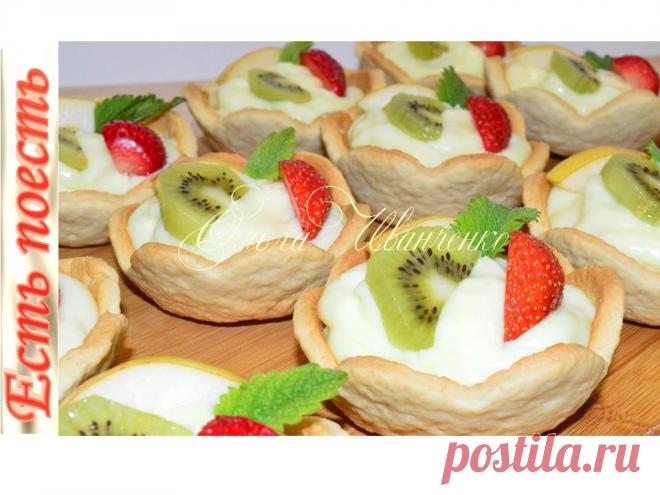 ЛЕТНЕЕ ЛУКОШКО с клубникой и кремом -  умеренно сладкий десерт с ярким вкусом. Удачное сочетание тонкой рассыпчатой корзиночки с нежным и легким заварным кремом, которые подчеркивают аромат и сочность фруктов и ягод. Корзиночки можно сделать любой формы и величины. Ягоды и фрукты подойдут любые.