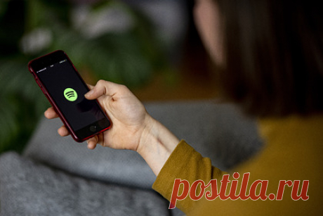 В Spotify назвали самые прослушиваемые в новогоднюю ночь песни среди россиян. Музыкальный стриминговый сервис Spotify рассказал, какую музыку активнее всего слушали россияне в новогоднюю ночь. Наиболее популярными названы мелодии из советских фильмов. Самыми популярными в новогоднюю ночь стали саундтреки из таких картин, как «Ирония судьбы, или С легким паром», «Карнавальная ночь».