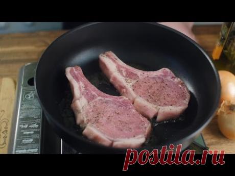 Свиные котлетки на кости с рисом и луковым соусом
