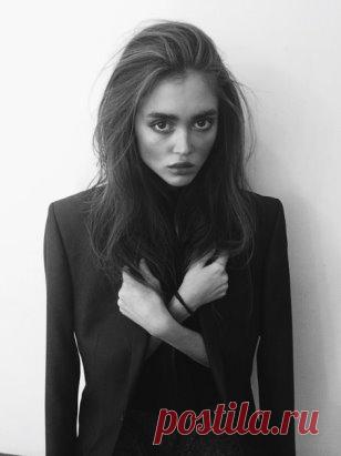 Вы слышали, как две Души кричали,
Без слов кричали, но до хрипоты?
И было столько в крике том печали,
Что погибала Музыка Мечты...
Вы слышали, как две Души молились,
О том, чтобы чужими стать смогли?...