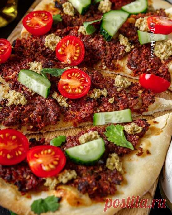 ​Лахмаджун — арабская лепешка с мясом