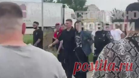 Очевидица рассказала подробности нападения на краснодарский ТЦ. В момент нападения на посетителей краснодарского торгового центра произошло произошло отключение света. Об этом РЕН ТВ рассказали очевидцы. Как рассказала одна из посетительниц ТЦ, она заметила нападавшего на втором этаже и услышала ...