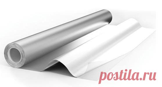 Лечение алюминиевой фольгой

Делается так называемый серебряный мостик и прикладывается к любому больному месту, после чего боли исчезают. Это какое-то чудо. Расскажу, как делается этот самый мостик.

Надо взять кусок широкого лейкопластыря и на него наклеить полоски фольги шириной 1 см, через 1,5 см вертикально, оставляя по 1 см вверху и внизу свободного пластыря, а также слева и справа по 1,5 см.

Это для того, чтобы пластырь приклеить к телу так, чтобы полоски фольги вс...