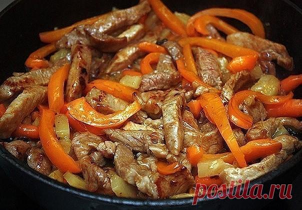 Мясо по-тайски
на 100грамм - 158.8 ккал, Б/Ж/У - 12.63/10.6/3.31

Ингредиенты:
- мясо
- перчик сладкий
- молоко
- карри
- соус соевый
- соль по вкусу
- оливковое масло для жарки

Приготовление:
1. Мяско тоненько режем. Перчик режем кто как любит.
2. Раскаляем сковородочку или казанчик, наливаем маслица и закладываем мяско. Слегка обжариваем, затем тушим в собственном соку.
3. Как жидкость испарится, заливаем молочко и ставим на медленный газ. Тушим пока молочко не испаритс...