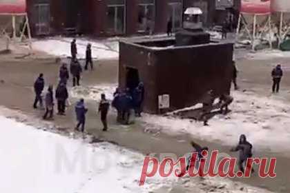 В Москве возбудили дело из-за массовой драки мигрантов в ЖК. В Москве возбудили дело из-за массовой драки строителей в ЖК. Дело возбуждено по статье 213 («Хулиганство») УК РФ. Следователи устанавливают всех причастных к произошедшему. Конфликт начался с перепалки рабочих, один из которых стал угрожать другому. Некоторые из участников драки были вооружены.