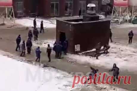 В Москве возбудили дело из-за массовой драки мигрантов в ЖК. В Москве возбудили дело из-за массовой драки строителей в ЖК. Дело возбуждено по статье 213 («Хулиганство») УК РФ. Следователи устанавливают всех причастных к произошедшему. Конфликт начался с перепалки рабочих, один из которых стал угрожать другому. Некоторые из участников драки были вооружены.