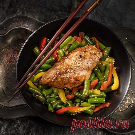 «Теплый салат со стручковой фасолью и куриной грудкой » — карточка пользователя aleksander.kolomiy в Яндекс.Коллекциях Ингредиенты: Стручковая фасоль — 500 г Куриная грудка — 1 шт.
Помидоры черри — 2 шт.
Сыр твердый — 200 г Чеснок — 3 зубчика Сметана — 2–3 ст. л. Приготовление: 1. Фасоль замочить в холодной воде на несколько часов.
После слить воду и отварить в течение 5–10 минут.
2. Куриную грудку нарезать полосками.
Обжарить до готовности на растительном масле.
Добавить к курице отваренную ф…