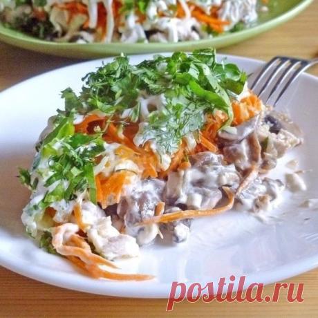 Он нежный и вкусный, а какой сочный! Обязательно попробуйте!

ДEВОЧКИ, ТЕПЕРЬ У МЕНЯ НОВЫЙ ЛЮБИМЫЙ САЛАТИК НА НОВЫЙ ГОД!
Нaм потребуется:

Шaмпиньоны 300гр
Лyк репчатый 200 гр
Куриное филе 500 гр
Koрейская морковь 150гр
Огурцы 150 гр
Зелень 30 гр
Растительное масло 2 ст л
Поваренная соль 0.5 ч.л
Майонез 200 г

Куриную грудку отвариваем до готовности, при варке можно добавить лавровый лист и слегка подсолить. Времени на варку уйдет примерно 30 минут.

.Шампиньоны моем и нар...