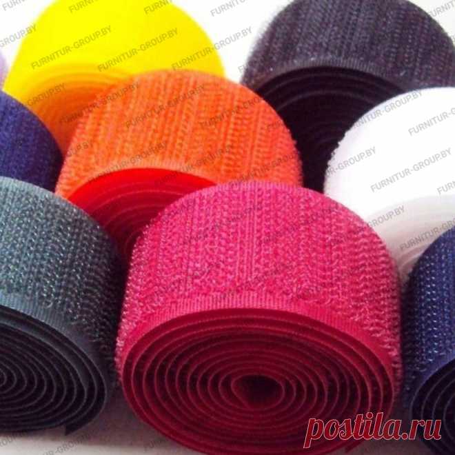 Velcro. Другие названия: текстильная застёжка, лента-контакт, липучка, «репейник». Англоязычный вариант — «Hook & Loop». Застёжка, действующая по принципу репейника.
Данная разновидность застёжки, представляет собой пару текстильных лент, на одной из которых размещены микрокрючки, на другой — микропетли. При соприкосновении двух лент микрокрючки и микропетли зацепляются , то есть одна лента «прилипает» к другой, за что застёжка и получила название «липучки».