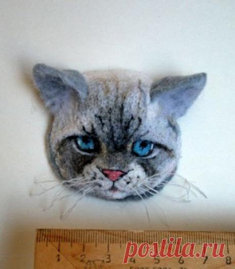 Брошь "Серый кот" из шерсти, не предназначена для крепления на легкие ткани (шелк, шифон и т. д., если только не будет использоваться зажим, который не портит легкие ткани ). Крепление может быть булавкой, может быть булавкой и зажимом вместе. Не разлохматится со временем.