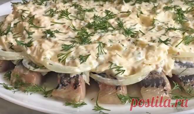 Селедка под сырным соусом: изумительная закуска на скорую руку Вот такая быстрая и вкусная закуска получается: селедка под сырным соусом. Такое блюдо можно готовить как на праздники, так и в обычные дни, для своей семьи. Балуйте родных вкусными блюдами и необычными сочетаниями.