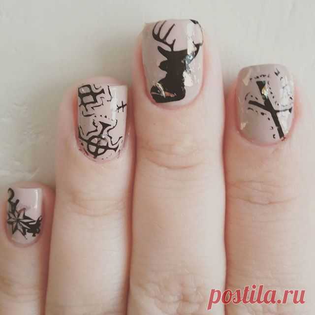 #маникюр в стиле #witch с использованием новых пластин для стемпинга.  Купила новый топ от #goldenrose  c кусочками голографической фольги и несколько разочарована, топ очень красивый, но кусочки фольги топорщатся и довольно заметно торчат с поверхности покрытия, а я люблю когда #ноготочки новенькие #💅 #👿 #маникюрныйинстаграм #маникюр #моиноготочки #ноготки #тегсообществанейлру #самасебяманикюрю #мирдолжензнатькакогоцветамоиногти