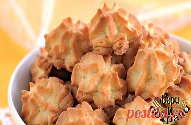 Тающее во рту печенье

ИНГРЕДИЕНТЫ

200 г сливочного масла
200 г майонеза «Провансаль»
1 яйцо
1 стакан сахара
3,5 стакана муки
2 ч. л. ванильного сахара
1/2 ч. л. соли
1 ч. л. разрыхлителя
сливочное масло для смазывания

СПОСОБ ПРИГОТОВЛЕНИЯ

Взбейте размягченное при комнатной температуре масло с майонезом, добавьте яйцо, соль, сахар, ванильный сахар и еще раз взбейте до однородности.

Добавьте муку, предварительно просеянную через сито вместе с разрыхлителем, и замесите г...