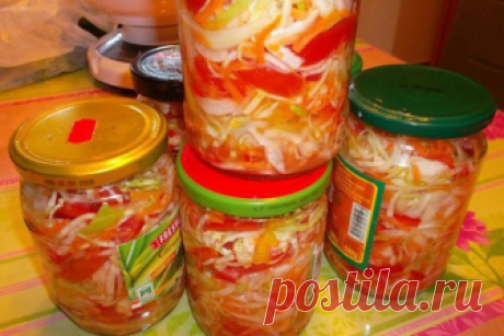 Салат "Люкс". 

Ингредиенты и приготовление : 

1кг помидор 
350 гр моркови тертой 
1кг сладкого перца 
300 гр лука 
1 кг капусты 
Овощи порезать, перемешать и добавить: 

50 гр соли 
250 мл р. масла 
50 гр сахара 
80 гр уксуса 

Опять все перемешать, сложить все в стерилизованные банки и поставить все стерилизоваться — 0,5 л. банки 40 минут. Из всех продуктов выход — 8 пол-литровых баночек. Поставить вверх дном и накрыть теплым до следующего дня дня.