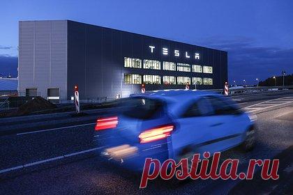 Tesla получила рекордную в своей истории выручку. Квартальная выручка американской компании-производителя электромобилей Tesla достигла рекордного в своей истории уровня — 24,3 миллиарда долларов в четвертом квартале 2022 года, увеличившись по сравнению с аналогичным периодом 2021 года на 37 процентов. Чистая прибыль в 2022 году составила 12,6 миллиарда долларов.