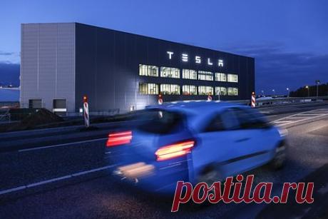 Tesla получила рекордную в своей истории выручку. Квартальная выручка американской компании-производителя электромобилей Tesla достигла рекордного в своей истории уровня — 24,3 миллиарда долларов в четвертом квартале 2022 года, увеличившись по сравнению с аналогичным периодом 2021 года на 37 процентов. Чистая прибыль в 2022 году составила 12,6 миллиарда долларов.