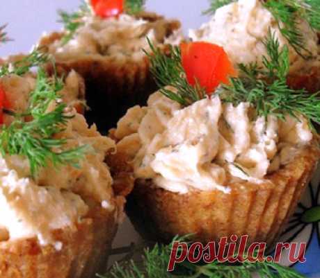 ТАРТАЛЕТКИ С ЛУКОМ,СЫРОМ И СЕМГОЙ 

Тарталетки, приготовленные по этому рецепту, по вкусу напоминают хрустящие пирожки, и при этом выглядят как изысканная и дорогая закуска.
Ингредиенты (на 12 штук):

Слоеное тесто – 1 упаковка (2 пла…