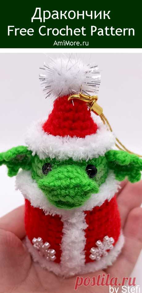 PDF Дракончик в костюме Деда Мороза крючком. FREE crochet pattern; Аmigurumi animal patterns. Амигуруми схемы и описания на русском. Вязаные игрушки и поделки своими руками #amimore - новогодний дракон, маленький дракончик к Новому году, динозавр, динозаврик.