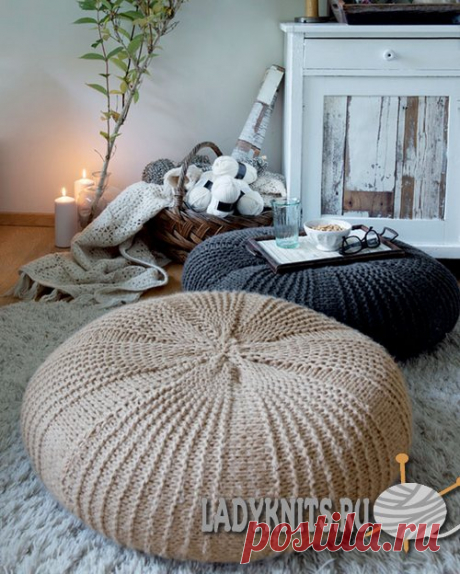 Вязаный спицами чехол для большого круглого пуфа