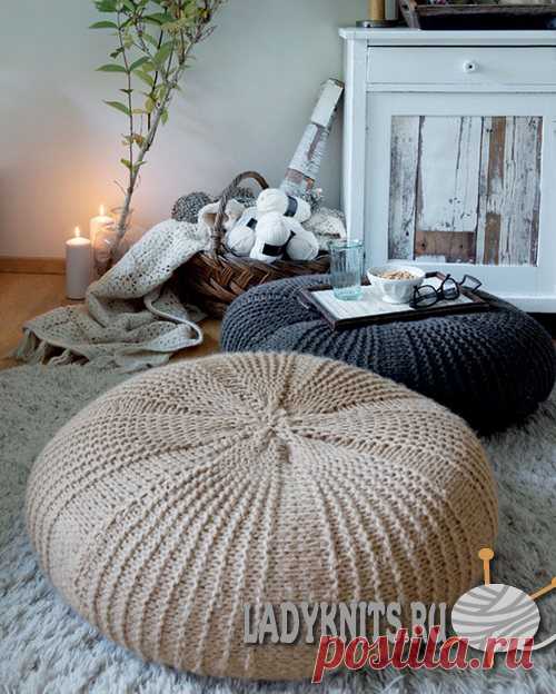 Вязаный спицами чехол для большого круглого пуфа
