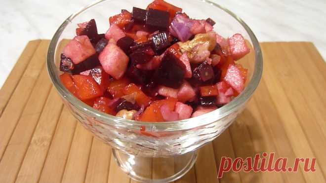 Интересный свекольный салат с непривычным, ярким вкусовым сочетанием ингредиентов: моркови, граната, яблока, грецких орехов, лука и чеснока. Это стоит попробовать!