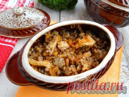 Гречка с курицей в горшочке - рецепт с фото Гречка с курицей в горшочке, приготовленная по этому рецепту, получается очень нежной, сочной, ароматной и отличающейся от приготовленной на газу в кастрюле. А добавив к крупе томатную пасту, еще и интересной, с насыщенным вкусом. Попробуйте!