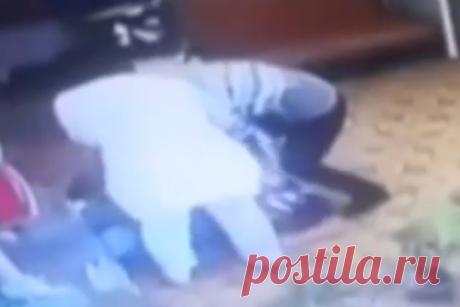 Схватка женщин с вором в российской парикмахерской попала на видео. Схватка женщин с вором в парикмахерской в Нижнем Новгороде попала на камеру наблюдения. Незнакомец в черно-красной куртке и черных брюках попытался сорвать золотую цепочку с шеи одной из сотрудниц салона. Однако совершить задуманное ему не удалось, поскольку на помощь женщине бросились ее коллеги.