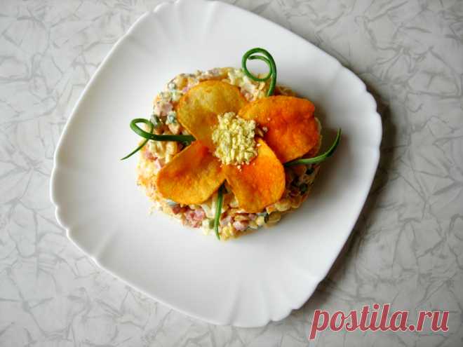 Салат с кукурузой и колбасой