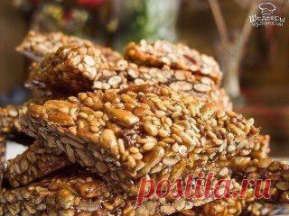 КОЗИНАКИ С СЕМЕЧКАМИ И КУНЖУТОМ ✨

Ингредиенты:

● 150 г семечек очищенных
● 30 г кунжута
● 180 г меда
● 40 г сахара
● сок половины лимона

Приготовление:

Семечки немного поджарить до чуть янтарного цвета. То же самое проделать с кунжутом.Мёд разогреть в кастрюле, высыпать к нему сахарный песок и выжать сок половины лимона. Размешивать на среднем огне, пока сахар полностью не растворится.Высыпать в кастрюлю семечки и кунжут, перемешать и варить в мёде минут 15 на огне меньше среднег