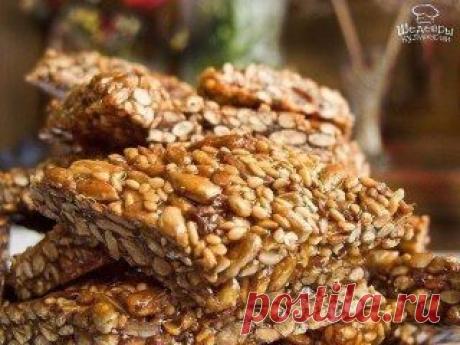 КОЗИНАКИ С СЕМЕЧКАМИ И КУНЖУТОМ ✨

Ингредиенты:

● 150 г семечек очищенных
● 30 г кунжута
● 180 г меда
● 40 г сахара
● сок половины лимона

Приготовление:

Семечки немного поджарить до чуть янтарного цвета. То же самое проделать с кунжутом.Мёд разогреть в кастрюле, высыпать к нему сахарный песок и выжать сок половины лимона. Размешивать на среднем огне, пока сахар полностью не растворится.Высыпать в кастрюлю семечки и кунжут, перемешать и варить в мёде минут 15 на огне меньше среднег