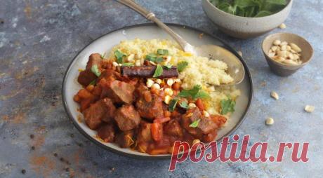 Ягнятина, тушенная с курагой, финиками и кускусом - ПУТЕШЕСТВУЙ ПО САЙТУ. Ягнятина, тушенная с сухофруктами — классика марокканской кухни. Обычно это блюдо готовят в тажине — керамической посуде с высокой крышкой. Но и в обычной кастрюле получится очень вкусно. ИНГРЕДИЕНТЫ 1,2 кг окорока ягненка на кости 500 мл мясного или куриного бульона 800 г консервированных рубленых помидоров 400 г консервированного нута …