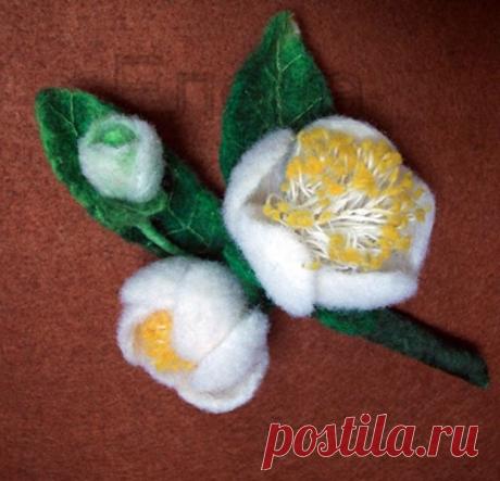 Брошь "Камелия" из шерсти, не предназначена для крепления на легкие ткани (шелк, шифон ит. д.). Крепление может быть булавкой, может быть булавкой и зажимом вместе. Не разлохматятся со временем. Середину цветка можно ароматизировать.