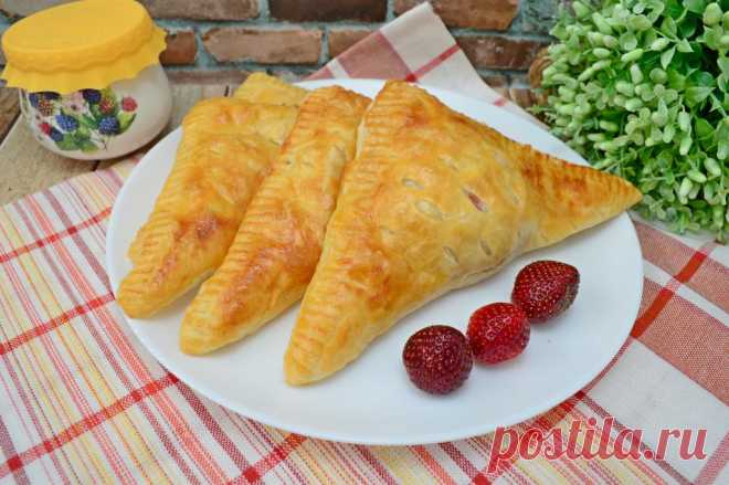 Слойки с клубникой и творожным сыром Слойки с клубникой и творожным сыром - это изысканное сочетание нежного творожного крема, сладкой клубники и хрустящего слоёного теста. Эти слойки буквально тают во рту, оставляя приятное послевкусие. Идеально подходят как для утреннего завтрака, так и для вечернего чаепития.
