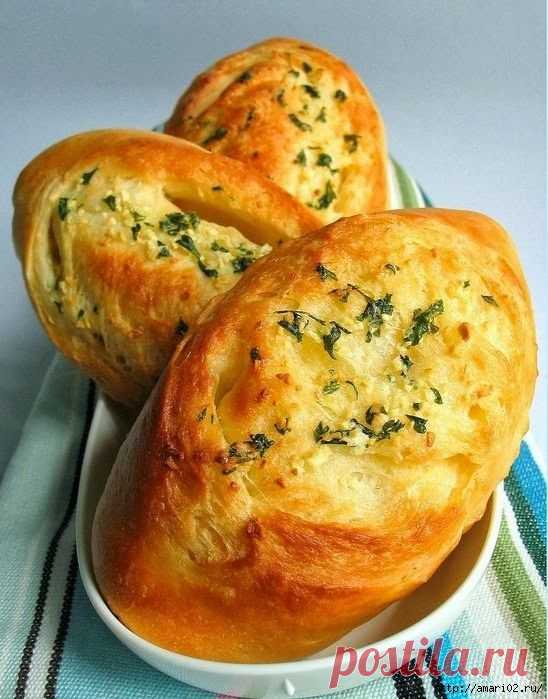 Пирожки с творожно-чесночной начинкой.
