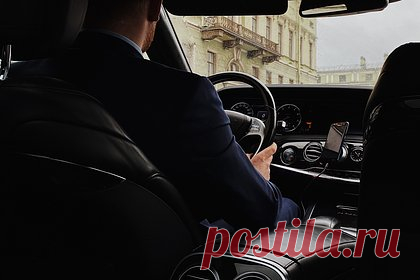 Российский миллиардер купил второй Maybach ради запчастей для первого. Российский миллиардер, имя которого не раскрывается, купил два Maybach ради запчастей, отсутствующих в России из-за введенных Западом санкций. Близкий к Кремлю бизнесмен приобрел второй автомобиль аналогичной марки, чтобы в случае поломки первой машины иметь возможность разобрать его на запчасти.