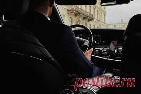 Российский миллиардер купил второй Maybach ради запчастей для первого. Российский миллиардер, имя которого не раскрывается, купил два Maybach ради запчастей, отсутствующих в России из-за введенных Западом санкций. Близкий к Кремлю бизнесмен приобрел второй автомобиль аналогичной марки, чтобы в случае поломки первой машины иметь возможность разобрать его на запчасти.