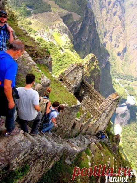 Головокружительный спуск по лестнице Мачу-Пикчу, Перу. | WorldCity