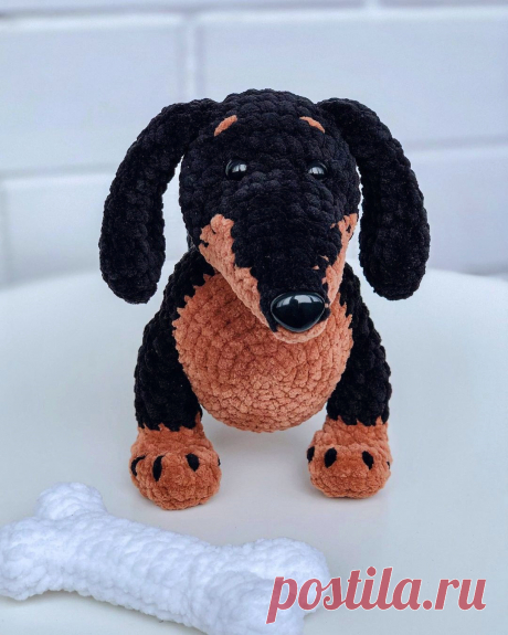 PDF Такса крючком. FREE crochet pattern; Аmigurumi animal patterns. Амигуруми схемы и описания на русском. Вязаные игрушки и поделки своими руками #amimore - плюшевая такса, собака из плюшевой пряжи, пёс, большая собачка, щенок, пёсик.