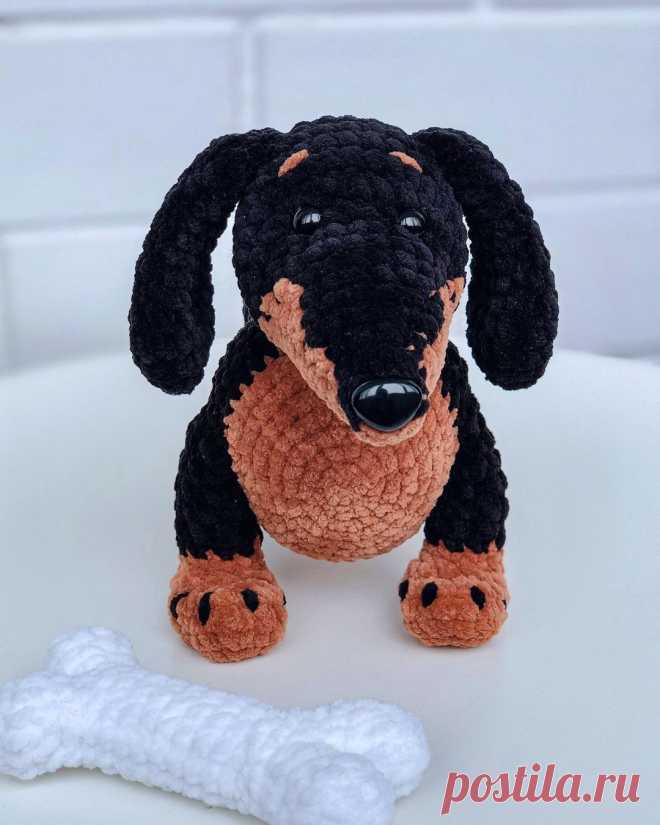 PDF Такса крючком. FREE crochet pattern; Аmigurumi animal patterns. Амигуруми схемы и описания на русском. Вязаные игрушки и поделки своими руками #amimore - плюшевая такса, собака из плюшевой пряжи, пёс, большая собачка, щенок, пёсик.