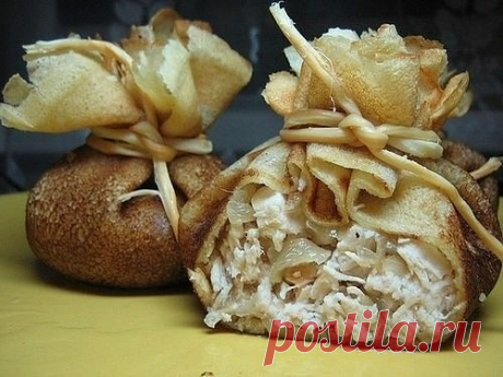 Мешочки из блинов с начинкой из куриного мяса

ИНГРЕДИЕНТЫ:
Таблица мер
500 г куриного филе
3 стакана молока
2 стакана муки
2 яйца
1 луковица
50 г сливочного масла
сыр-косичка / зеленый лук
масло растительное
сливки
сахар
соль

ПРИГОТОВЛЕНИЕ:
1 Приготовить тесто для будущих блинов.
2 Для этого необходимо в молоке развести яйца, влить растопленное сливочное масло, медленно всыпать муку, соль и сахар, перемешать и испечь на горячей сковороде нужное количество блинов.
3 На от...