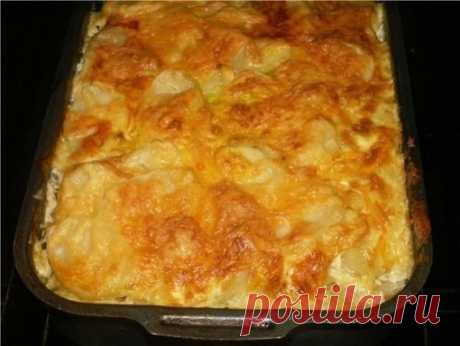 МЯСНАЯ ЗАПЕКАНКА 

ИНГРЕДИЕНТЫ: ● картофель (6шт), ● фарш свинина говядина (400г), ● грибы (100-150г), ● лук (1шт), ● сметана (1 стакан), ● яйцо, ● чеснок (2 дольки), ● соль, перец.

ПРИГОТОВЛЕНИЕ:

1. Картофель очистить и нарезать тонкими ломтиками. Лук порезать полукольцами. Грибы порезать небольшими кубиками, смешать с фаршем и приправить солью и перцем. 2. Для заправки: сметану смешать с пропущенным через пресс чесноком, добавить сырое яйцо, соль, перец и хорошо переме...