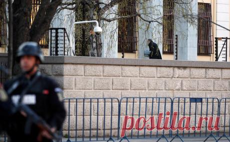 Румынские спецслужбы изъяли в посольстве России подозрительный конверт. Пиротехническая группа румынской разведывательной службы (SRI, Serviciul Român de Informații) прибыла в российское посольство в Бухаресте из-за подозрительного конверта, сообщает румынская газета Libertatea.