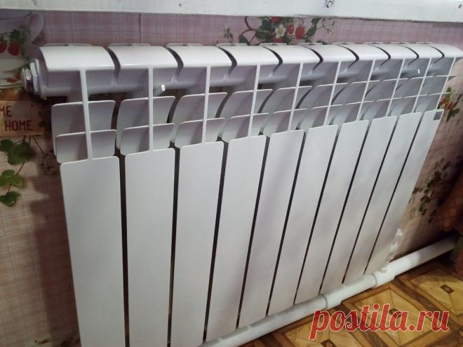 Мастера говорят, что радиаторы отопления нужно ставить под уклоном, я категорически против,... Этот мастер сказал мне, что при монтаже радиаторов отопления, нужно делать уклон, так что-бы сторона радиатора, где находится кран маевского, находилась выше на 1 см.