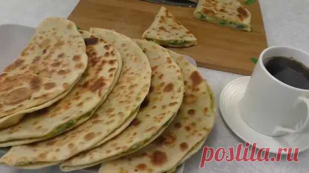 Взбейте зеленый лук с яйцом и вы останетесь довольны. Готовим вкуснейшие лепешки с начинкой - Будет вкусно - Социальная сеть 