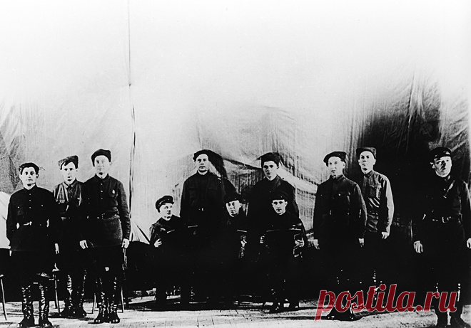 12 октября 1928 года состоялось первое выступление ансамбля в Центральном доме Красной Армии, которое принято считать днём рождения военного творческого коллектива. В 1928 году ансамбль насчитывал 12 человек — 8 певцов, 2 танцора, баянист и чтец.  |  Ансамбль_красноармейской_песни_Центрального_дома_Красной_Армии_имени_М._В._Фрунзе.jpg (Изображение JPEG, 1024 × 716 пикселов) - Масштабированное (88%)