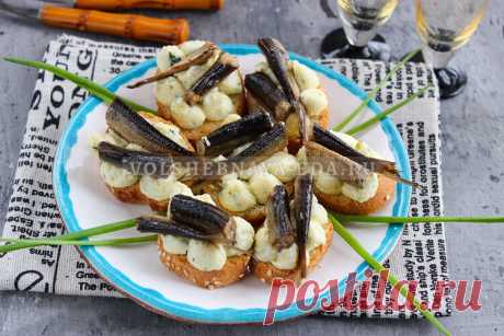 Бутерброды со шпротами | Волшебная Eда.ру Готовим красивые и вкусные бутерброды со шпротами праздничный стол — привычная закуска в необычной подаче. Пошаговый рецепт с фото.