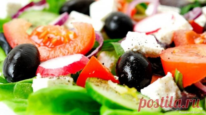 Как приготовить идеальный Греческий салат - классический рецепт Хориатики Греческий салат - вкусный, полезный овощной салат с сыром Фета. В Греции его называют Хориатики, что с перевода означает деревенский. Один из самых популярных салатов в мире.Ингредиенты (на 2 порции): Листья салата - 50 г.Огурцы - 2 шт.Помидоры - 1 шт.Болгарский перец - 1 шт.Лук красный -...