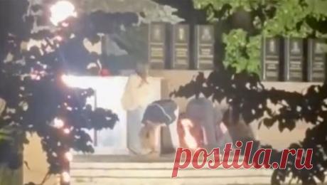 Три пьяные женщины сушили мокрые ягодицы у Вечного огня и попали на видео. В Ярославской области три пьяные женщины решили высушить мокрые ягодицы у Вечного огня и попали на видео. Об этом сообщает РЕН ТВ. Инцидент произошел 19 июня в поселке Борисоглебский. Три женщины осквернили памятник-мемориал, использовав ...