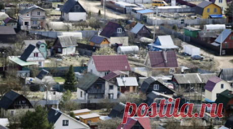 Российским дачникам посоветовали начать сезон с осмотра кровли дома. Строительный эксперт, основатель и генеральный директор компании «ГЛАВСНАБ» Фёдор Васильев рассказал в беседе с RT о самых важных работах, которые необходимо выполнить на загородном участке в первую очередь. Читать далее