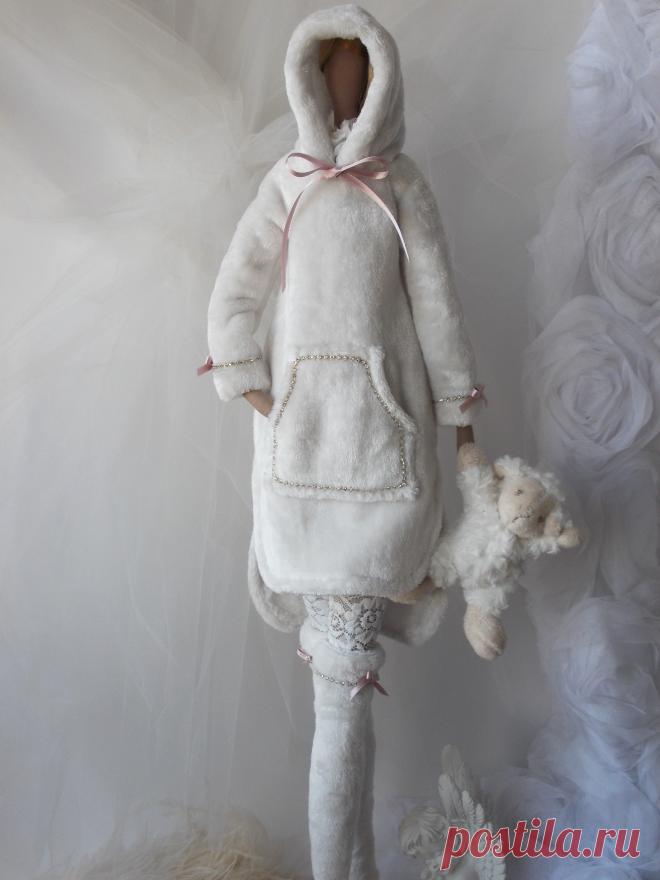 White Sweatshirt for your Tilda and Odiva doll.
This cute pattern will delight and relax you as you create it.
Sewing pattern and tutorial with step by step instructions and photos.
I made a pattern and tutorial for you to enjoy.
Basic sewing knowledge is required for this project.
Explanations are given in English.